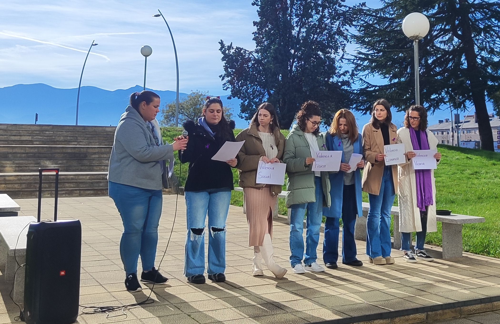 Alumnas de Enfermería dando lectura al manifiesto.