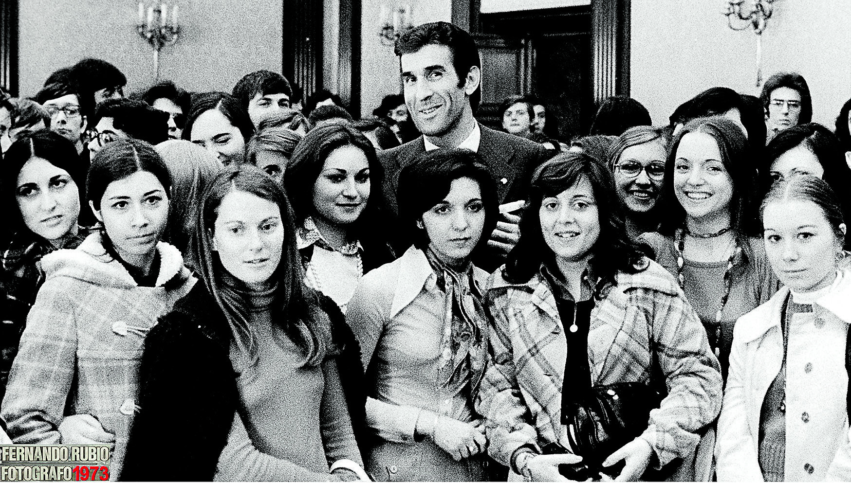 Fernando Suárez, su elevada estatura es evidente en esta foto, rodeado de jóvenes en la toma de posesión como alcalde de su hermano José María. | FERNANDO RUBIO