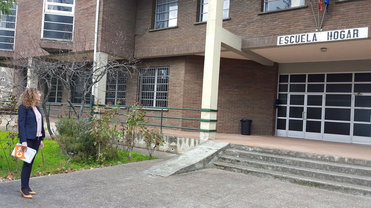 La concejala de Ciudadanos Ruth Santín denuncia el mal estado de la Escuela Hogar de Ponferrada. | L.N.C.