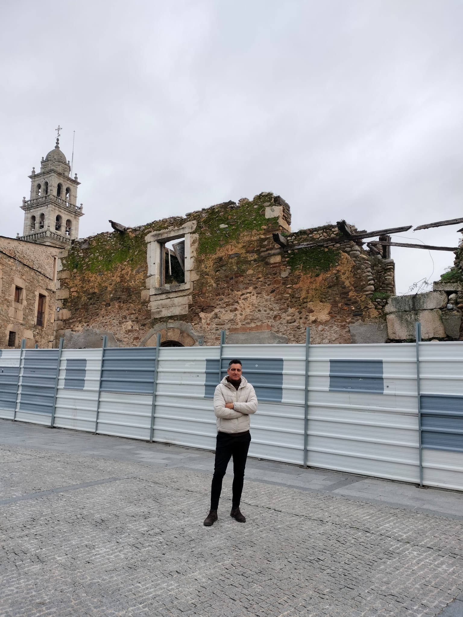 El concejal, Roberto Mendo, en la calle Gil y Carrasco 11.