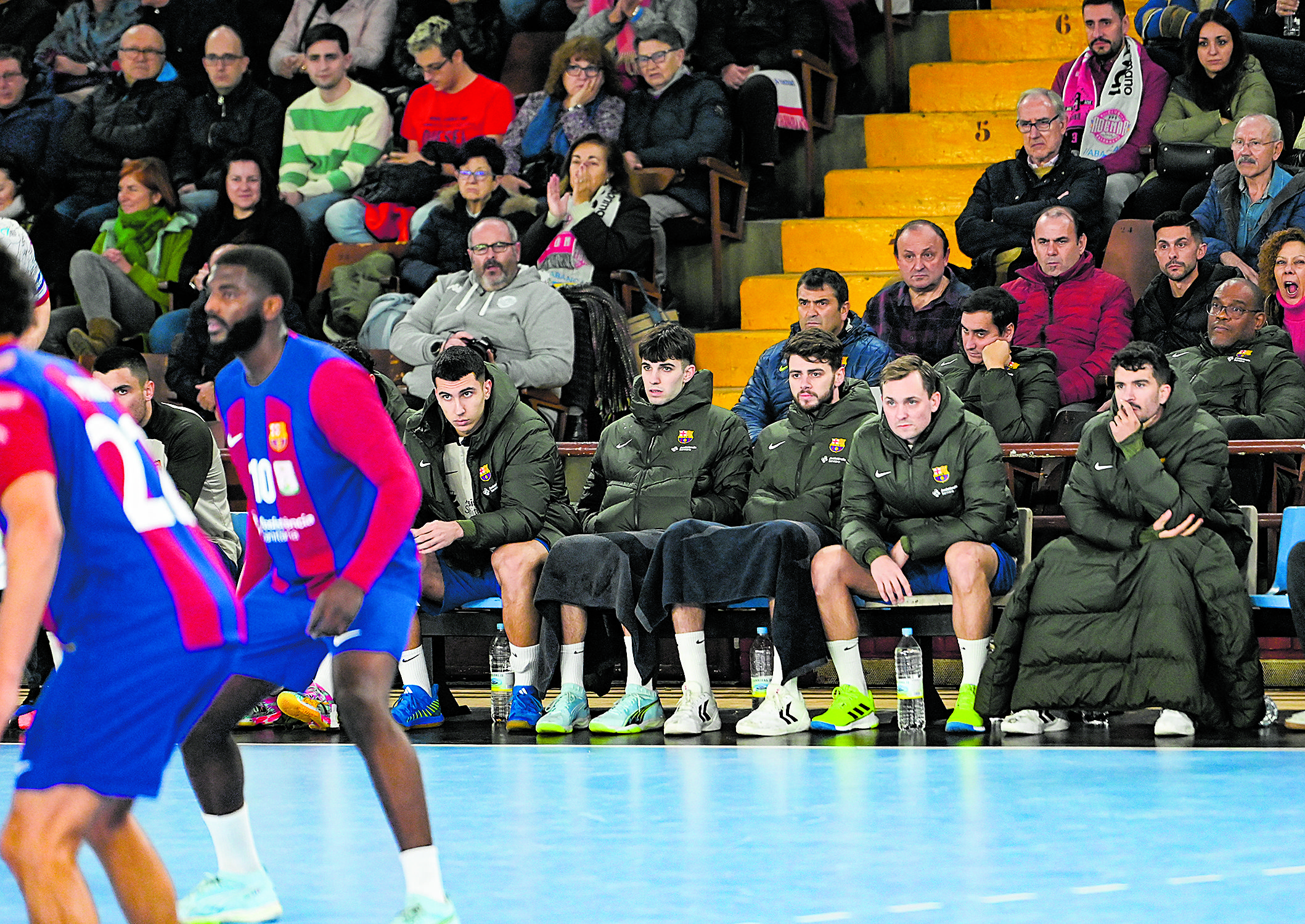 Los jugadores del Barcelona, con anorak en el banquillo durante el último partido. | SAÚL ARÉN