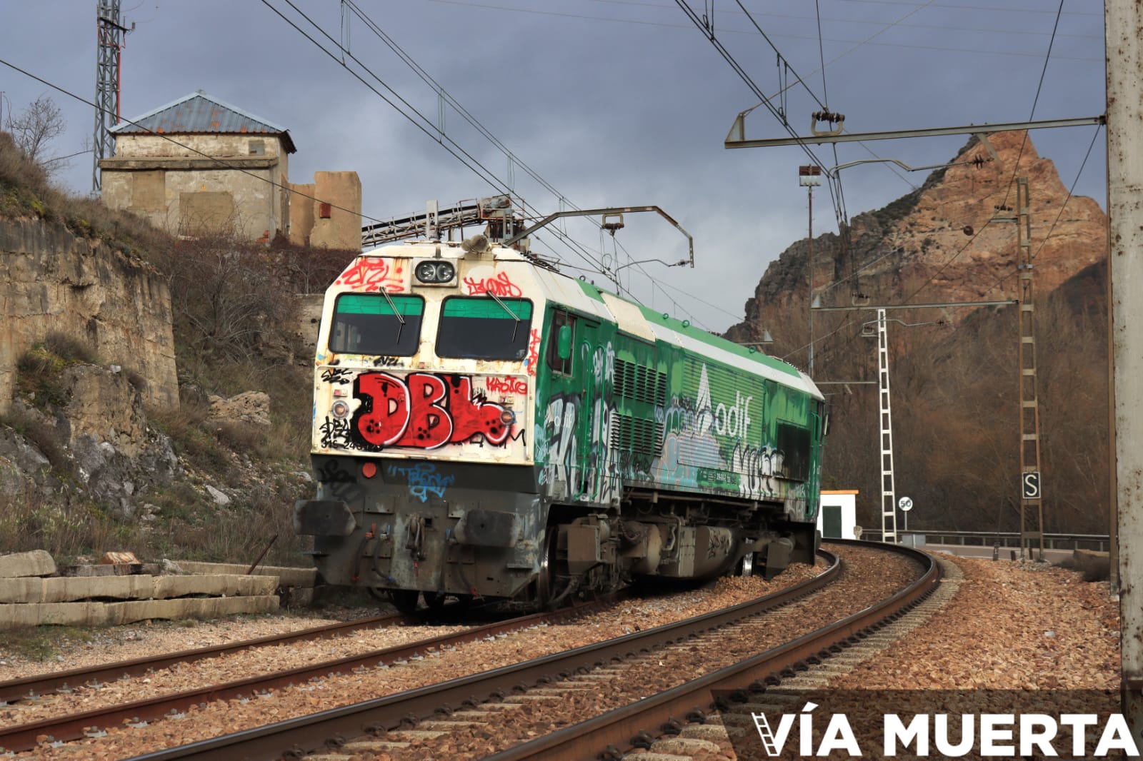 La locomotora que ha descarrilado en Ciñera. | ENRIQUE GÓMEZ (@VIA_MUERTA)