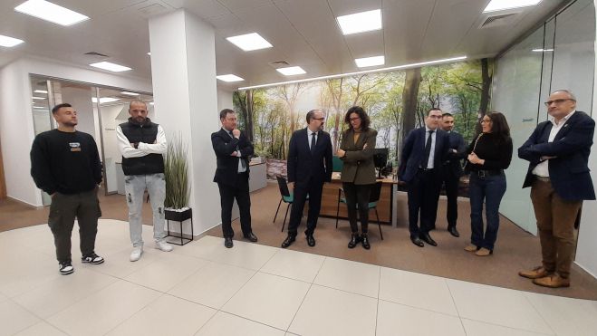 Autoridades en la apertura de la nueva oficina, en la calle Ancha de Ponferrada. | MAR IGLESIAS