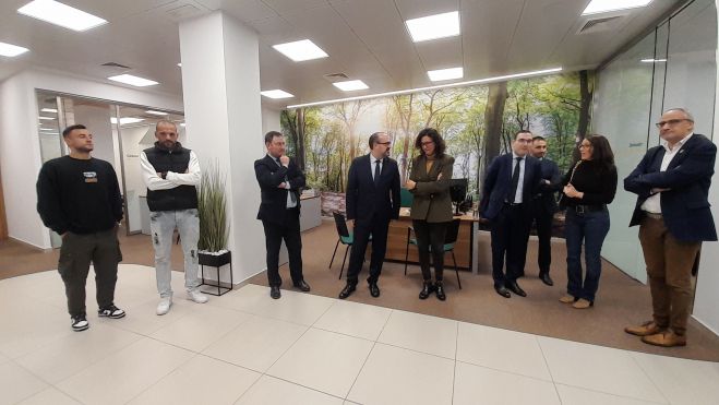 Autoridades en la apertura de la nueva oficina, en la calle Ancha de Ponferrada. | MAR IGLESIAS Autoridades en la apertura de la nueva oficina, en la calle Ancha de Ponferrada. | MAR IGLESIAS