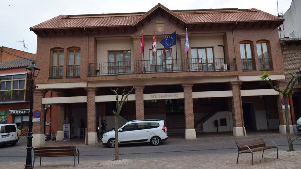 Vista del Ayuntamiento de Santa María del Páramo. | A.R.