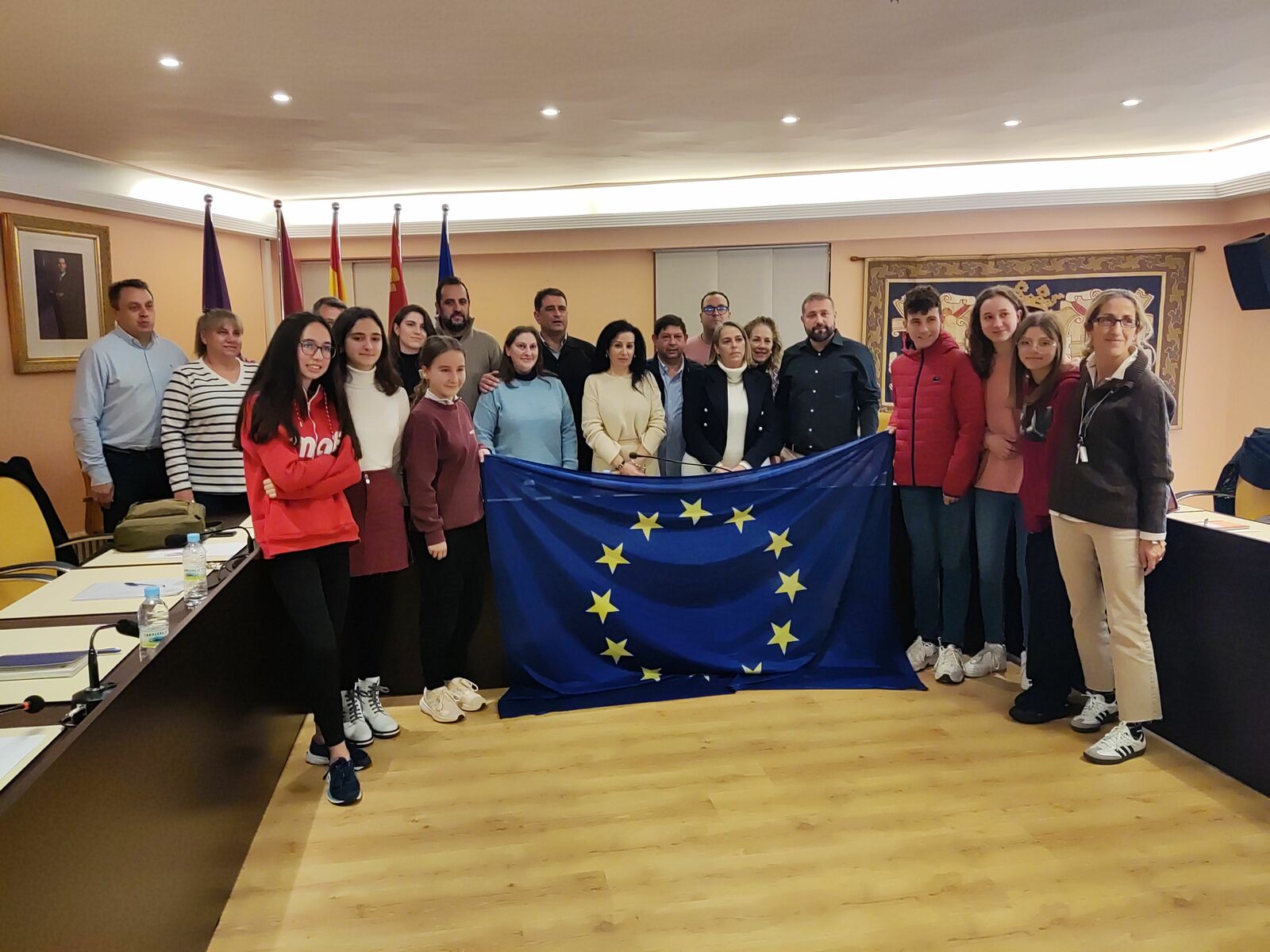 Foto de la corporación municipal con algunos alumnos del IES Fernando I que participan en el proyecto de la Escuela Embajadora Europea. | A.R. Foto de la corporación municipal con algunos alumnos del IES Fernando I que participan en el proyecto de la Escuela Embajadora Europea. | A.R.
