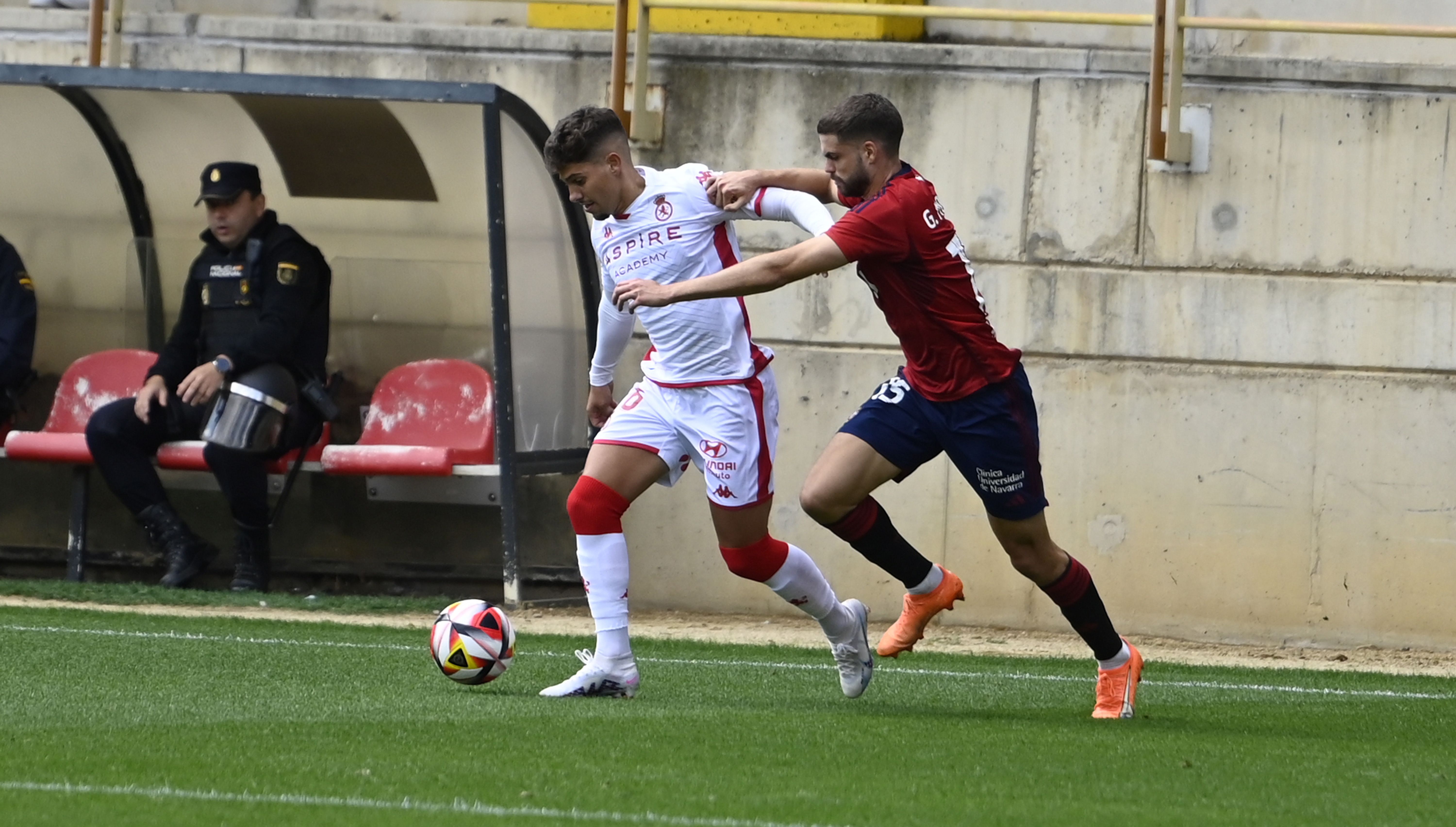 Berto encara a un defensor del Osasuna B durante un partido en el Reino. | SAÚL ARÉN Berto encara a un defensor del Osasuna B durante un partido en el Reino. | SAÚL ARÉN