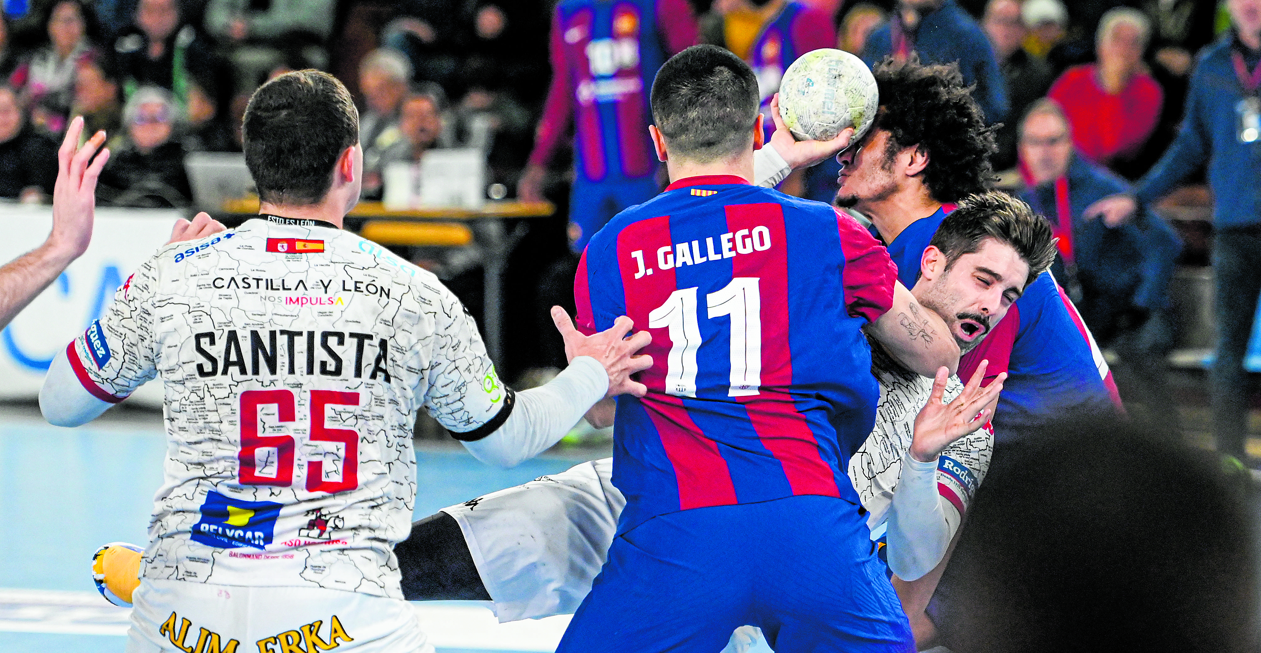 Castro intenta penetrar en la defensa del Barcelona. | SAÚL ARÉN