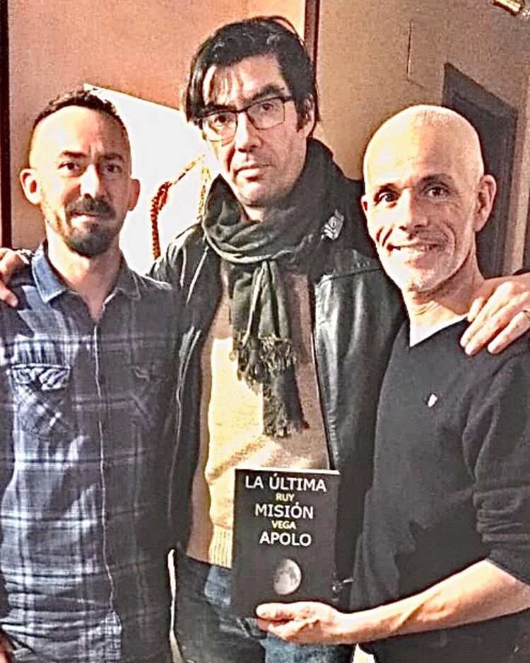 Presentación del libro, con Ruy colindado por Luis y Óscar propietarios del Cara B.