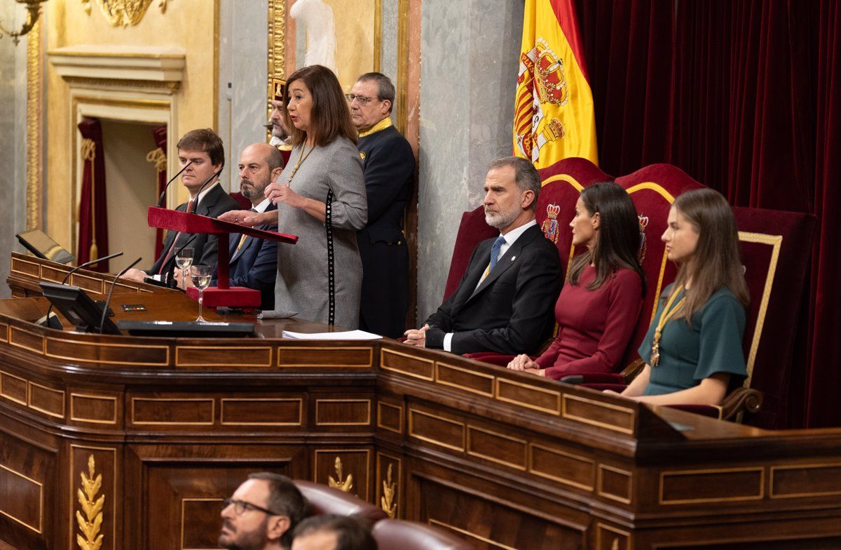 Armengol, durante su discurso en las Cortes con la presencia de la Familia Real. | EP