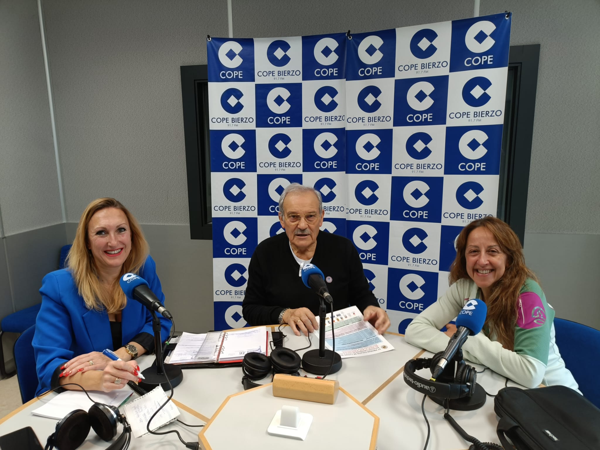 Nuria González, directora de Cope Bierzo, al lado de José Luis Prada y Mar Iglesias, redactora de La Nueva Crónica Bierzo.