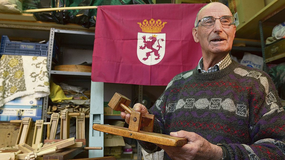 César Rodríguez con la primera de las matracas que construyó, "y es de las que mejor suena porque es de buena madera, de negrillo". MAURICIO PEÑA