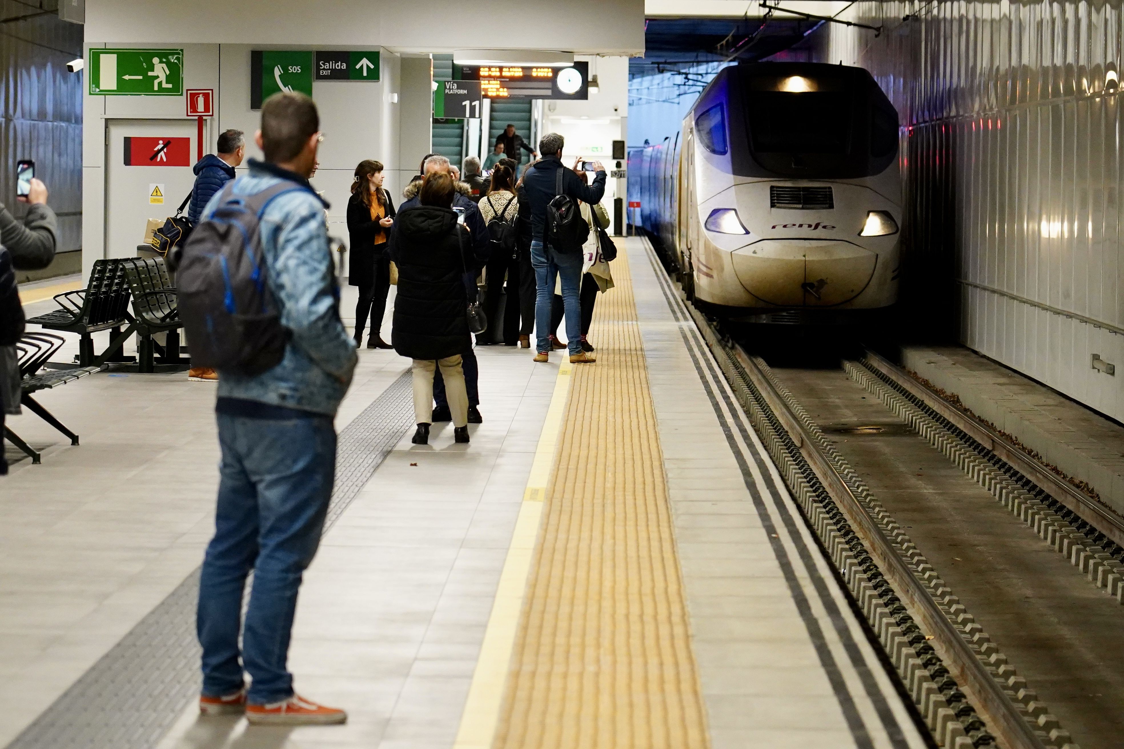 El primer Alvia que traspasa la Variante de Pajares con pasajeros llega a León. | CAMPILLO (ICAL)