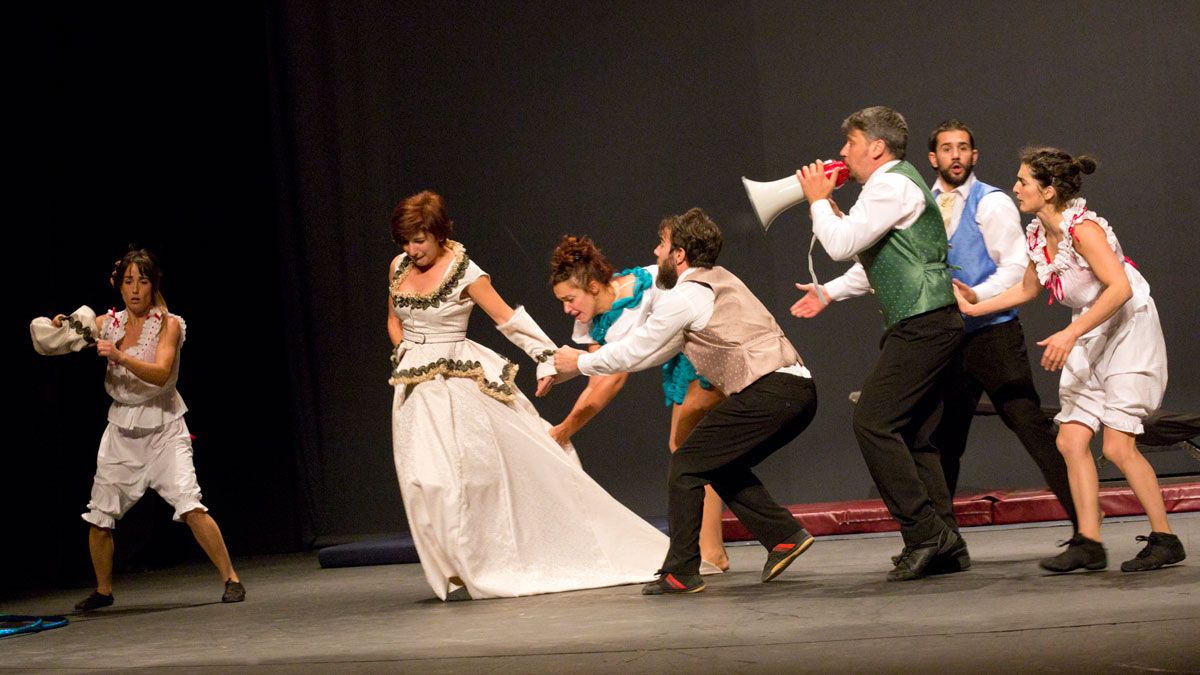 Varios de los protagonistas de 'Liricirco romántico' en un momento de la representación. | L. N. C.