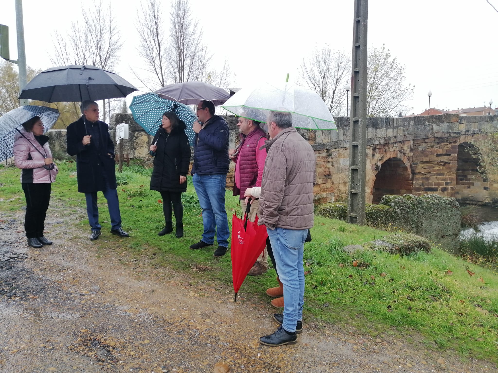 Eduardo Diego en el puente Canto de Sahagún.