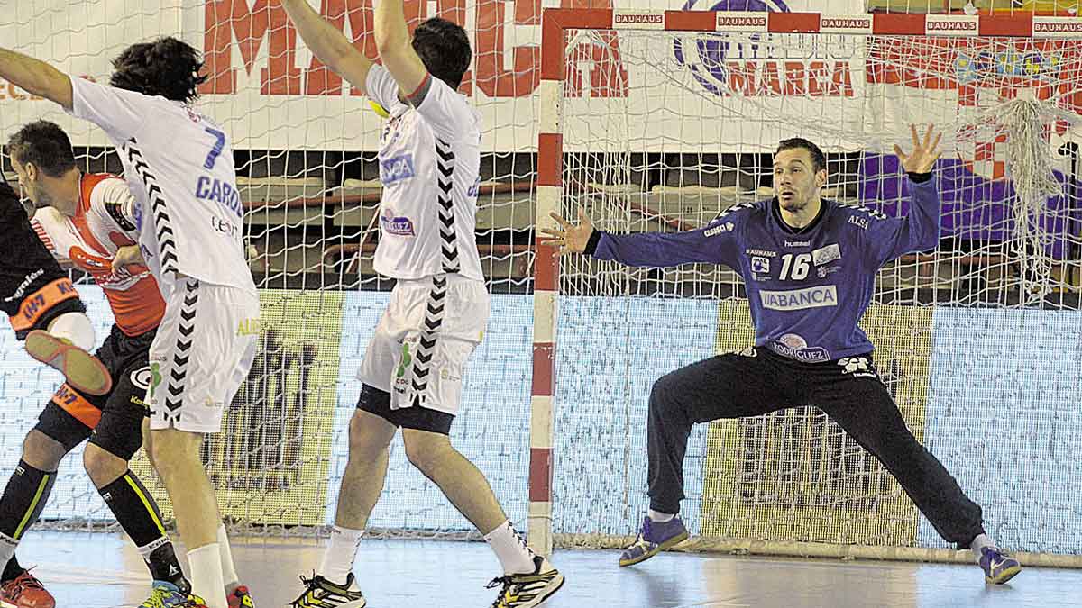 Cupara trata de detener el lanzamiento de Rudovic el sábado. | JOSÉ SALDAÑA