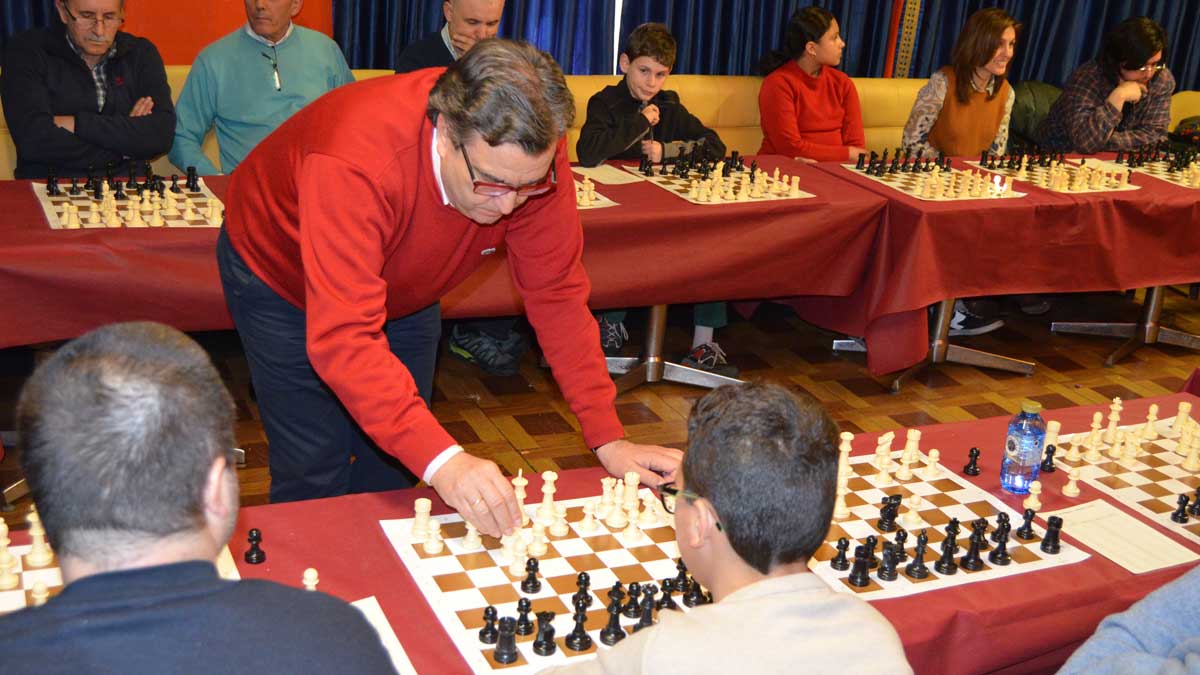 Marcelino Sión durante la exhibición simultánea de ayer en el Gran Vía. | P.F.