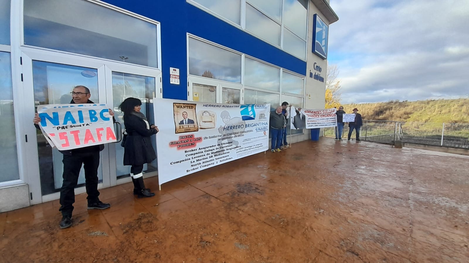 Manifestantes a las puertas de las dependencias de Herrero Brigantina en Ponferrada. | MAR IGLESIAS