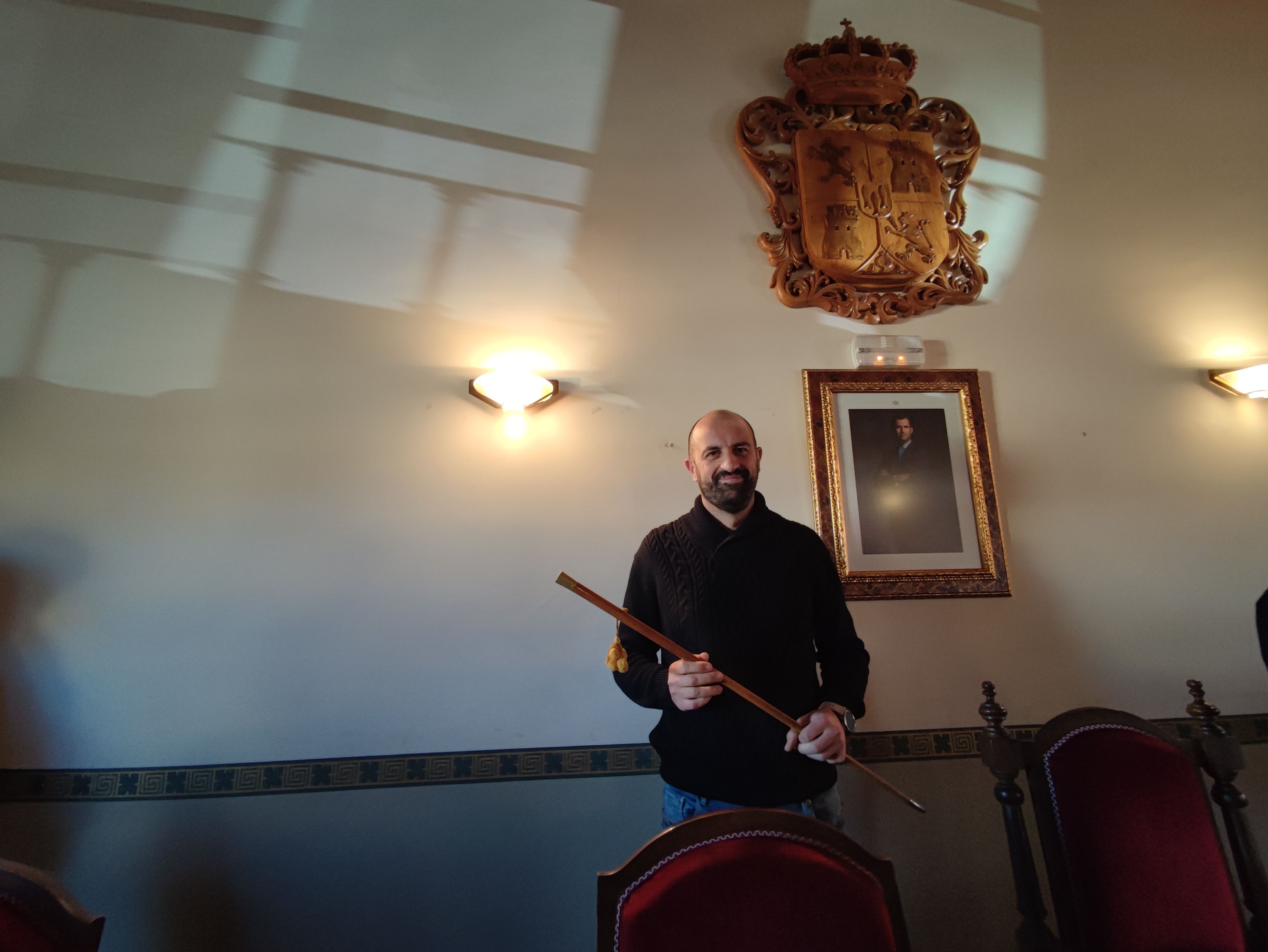 José Marcos Fernández Suárez (PP) tomando el bastón de mando de Villamañán tras la moción de censura. | A. RODRÍGUEZ