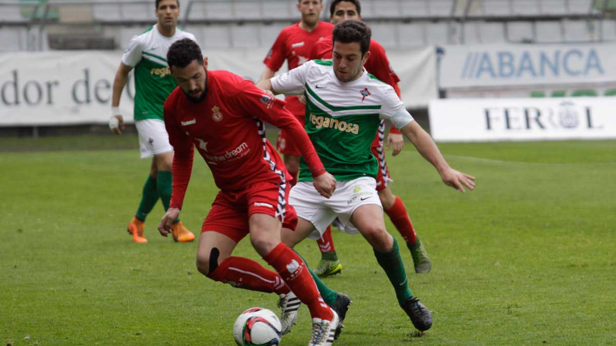 Villarejo intenta zafarse del atacante del Ferrol durante el partido de este domingo. | JORGE MEIS (DIARIO DE FERROL)