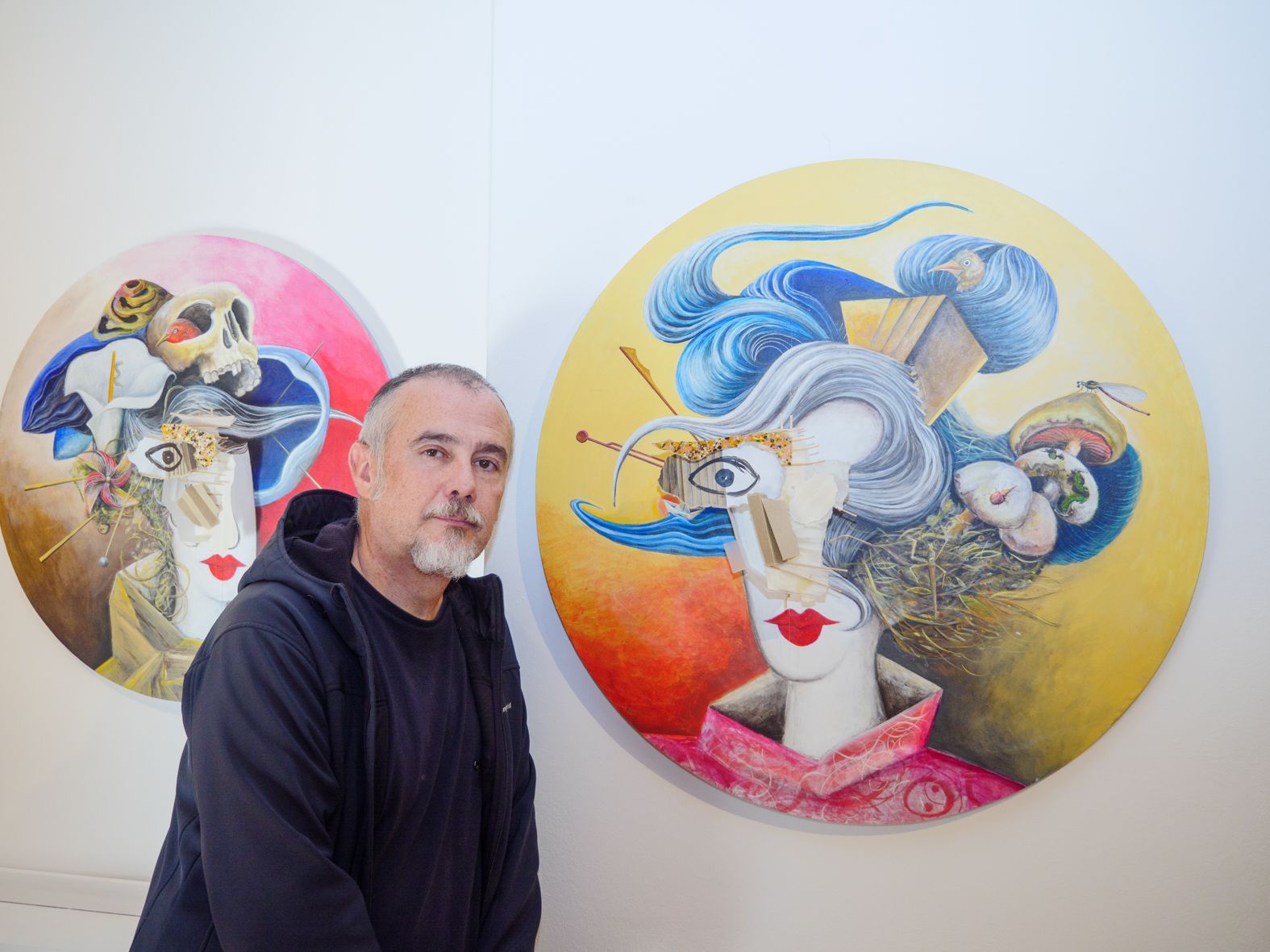 Karlos Viuda posa en la exposición de la sala Vela Zanetti delante de dos de sus Geishas. | VICENTE GARCÍA