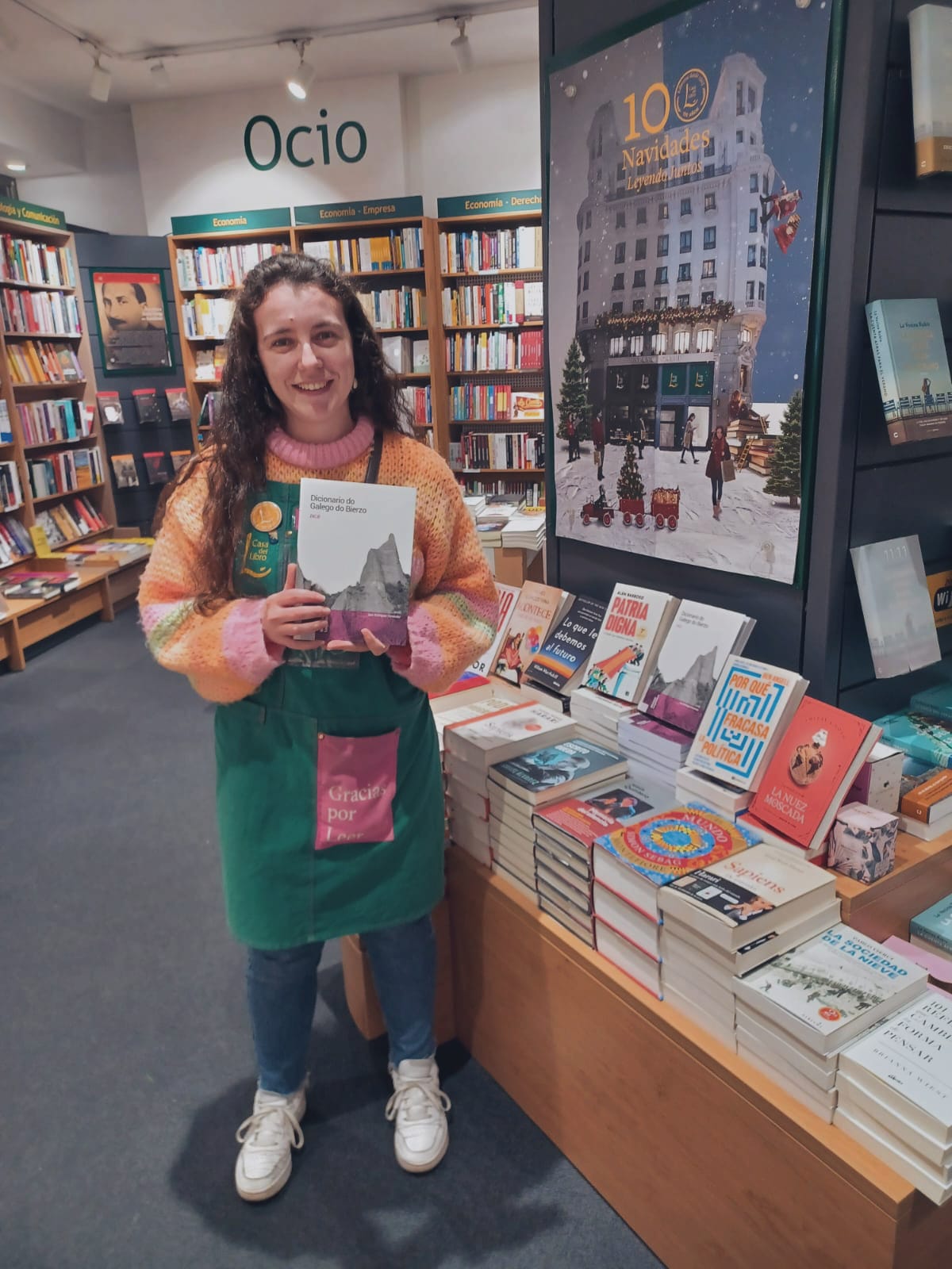 La autora con su diccionario entre las manos en la librería en la que trabaja en la actualidad.