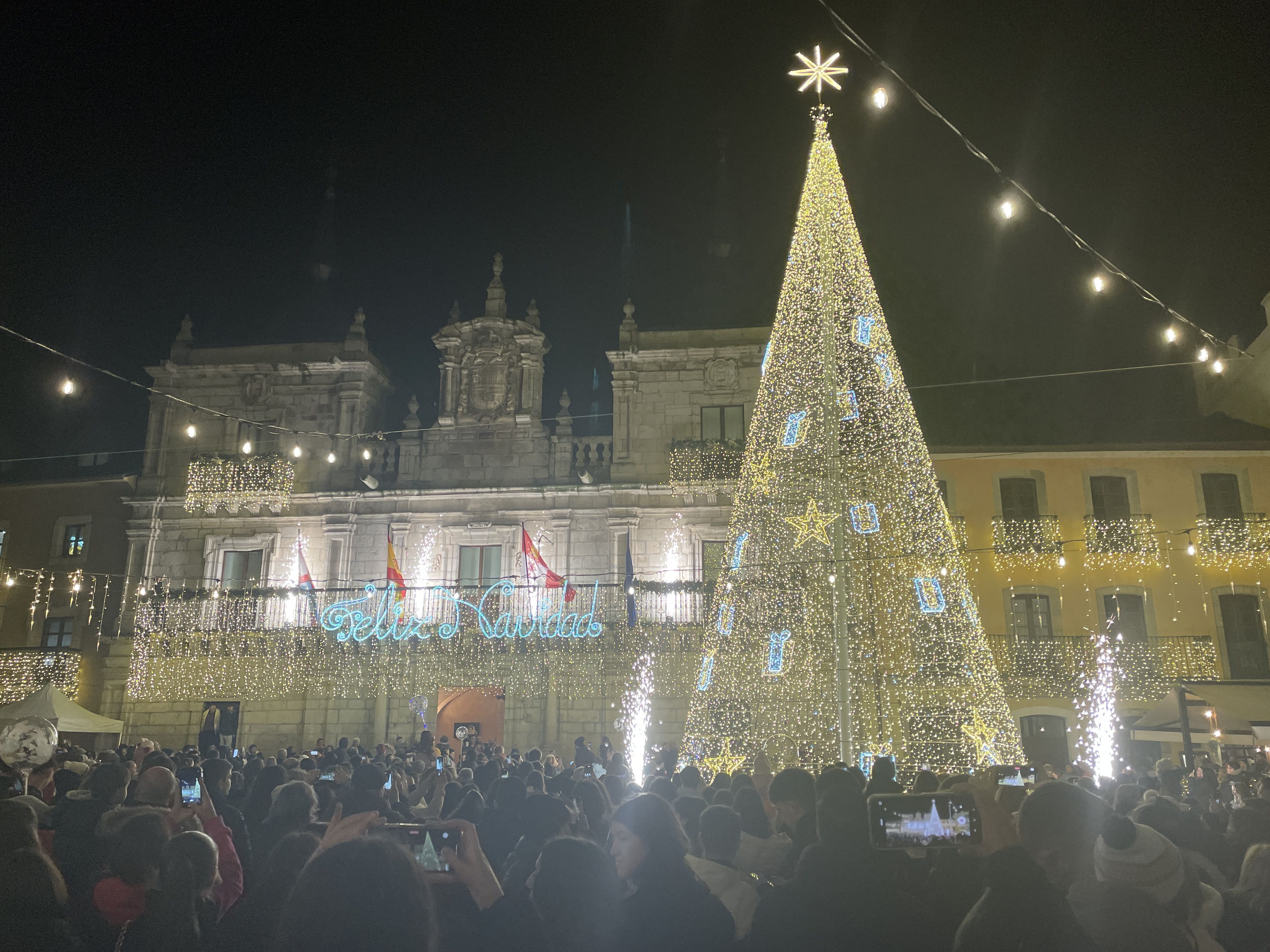 Iluminación navideña en la Plaza del Ayuntamiento de Ponferrada. | Javier Fernández