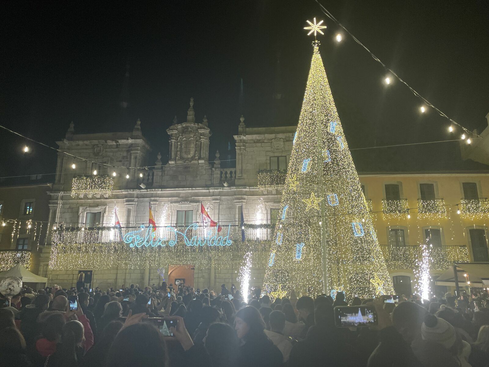 Iluminación navideña en la Plaza del Ayuntamiento de Ponferrada. | Javier Fernández