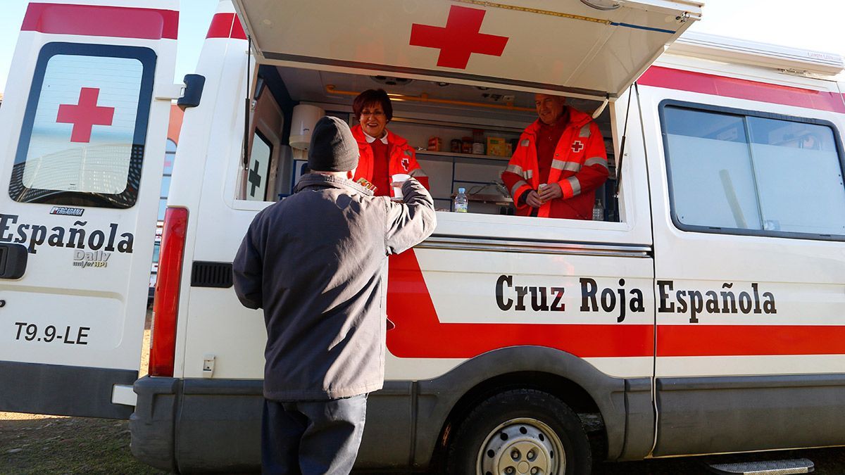 Voluntarios de Cruz Roja León reparten café y otros alimentos a personas sin hogar. | ICAL
