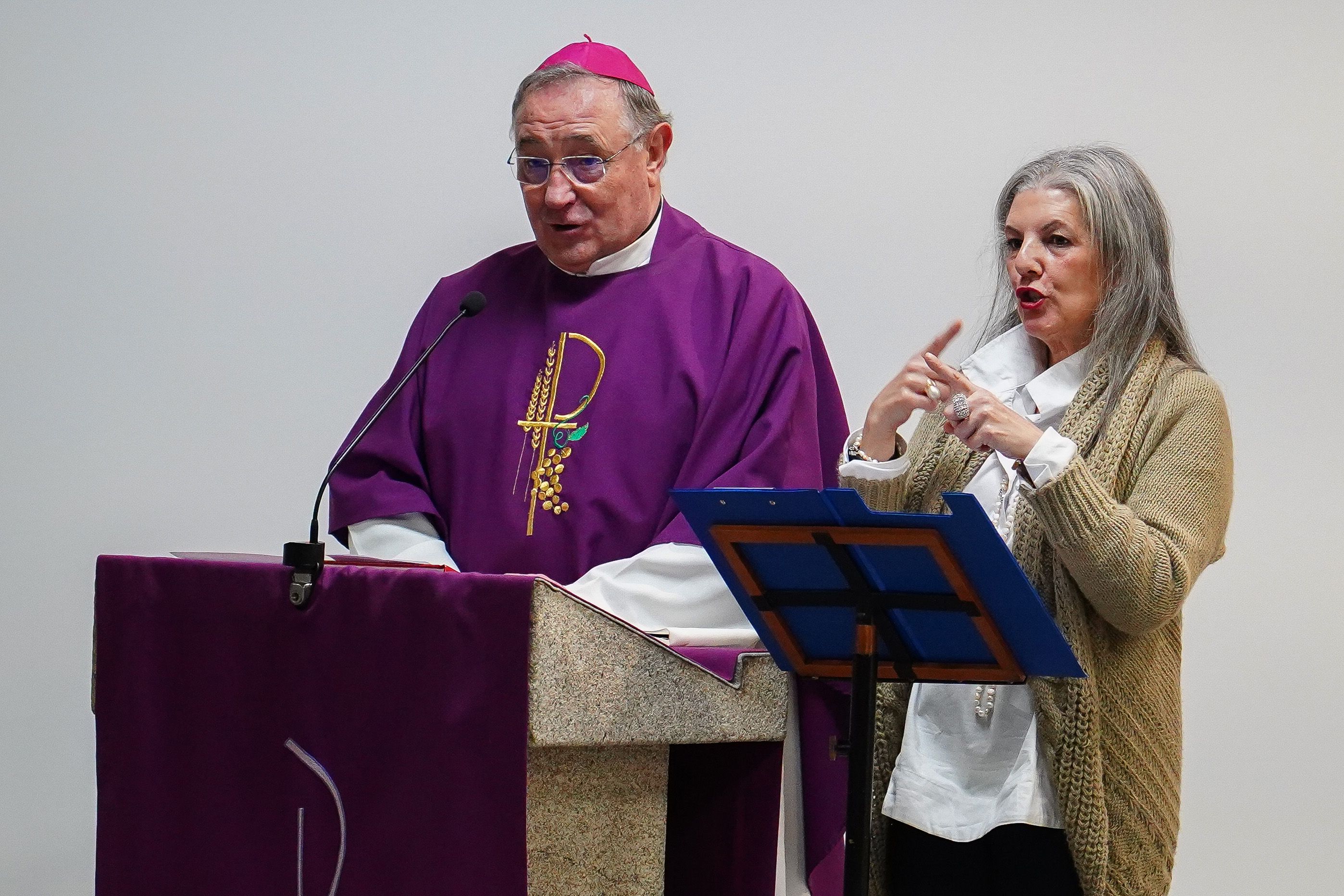 El obispo de León oficia la primera misa en la Diócesis que incluye una intérprete de signos. | CAMPILLO (ICAL)