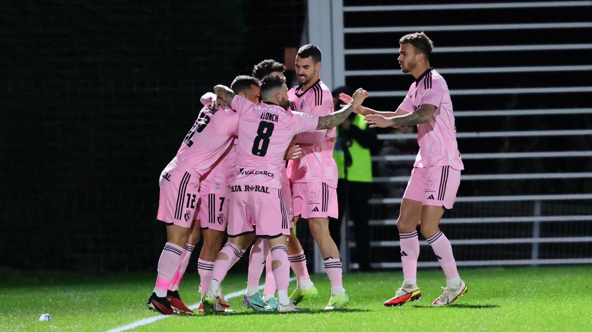 La Deportiva tumbó al líder en Zubieta con dos goles a balón parado recuperando la ilusión. | SDP