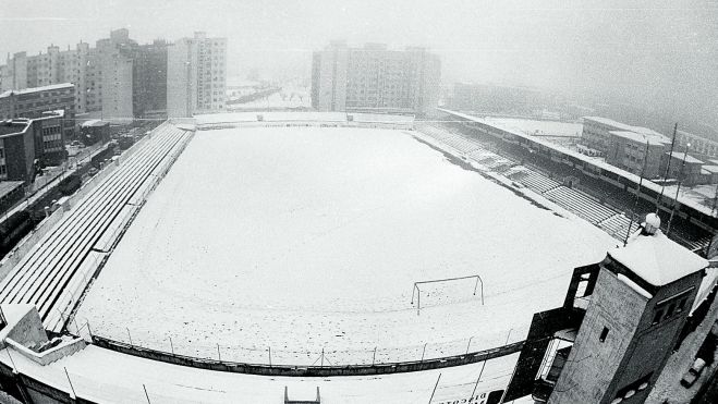 Imagend el estadio de La Puentecilla nevado.