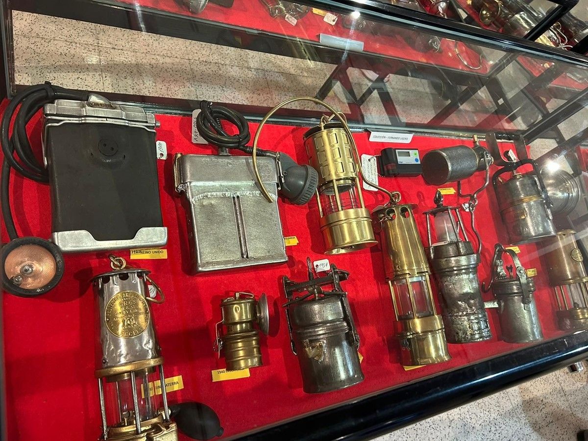 Imagen de algunos de los artículos de minería que se exponen en La Robla hasta el 15 de diciembre. | L.N.C.