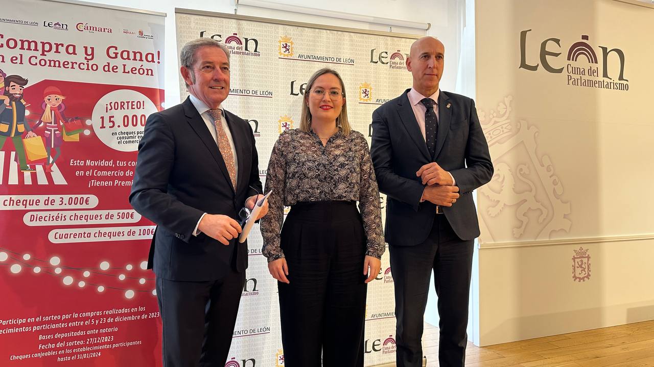 Javier Vega, Camino Orejas y José Antonio Diez, durante la presentación de la campaña. | L.N.C.