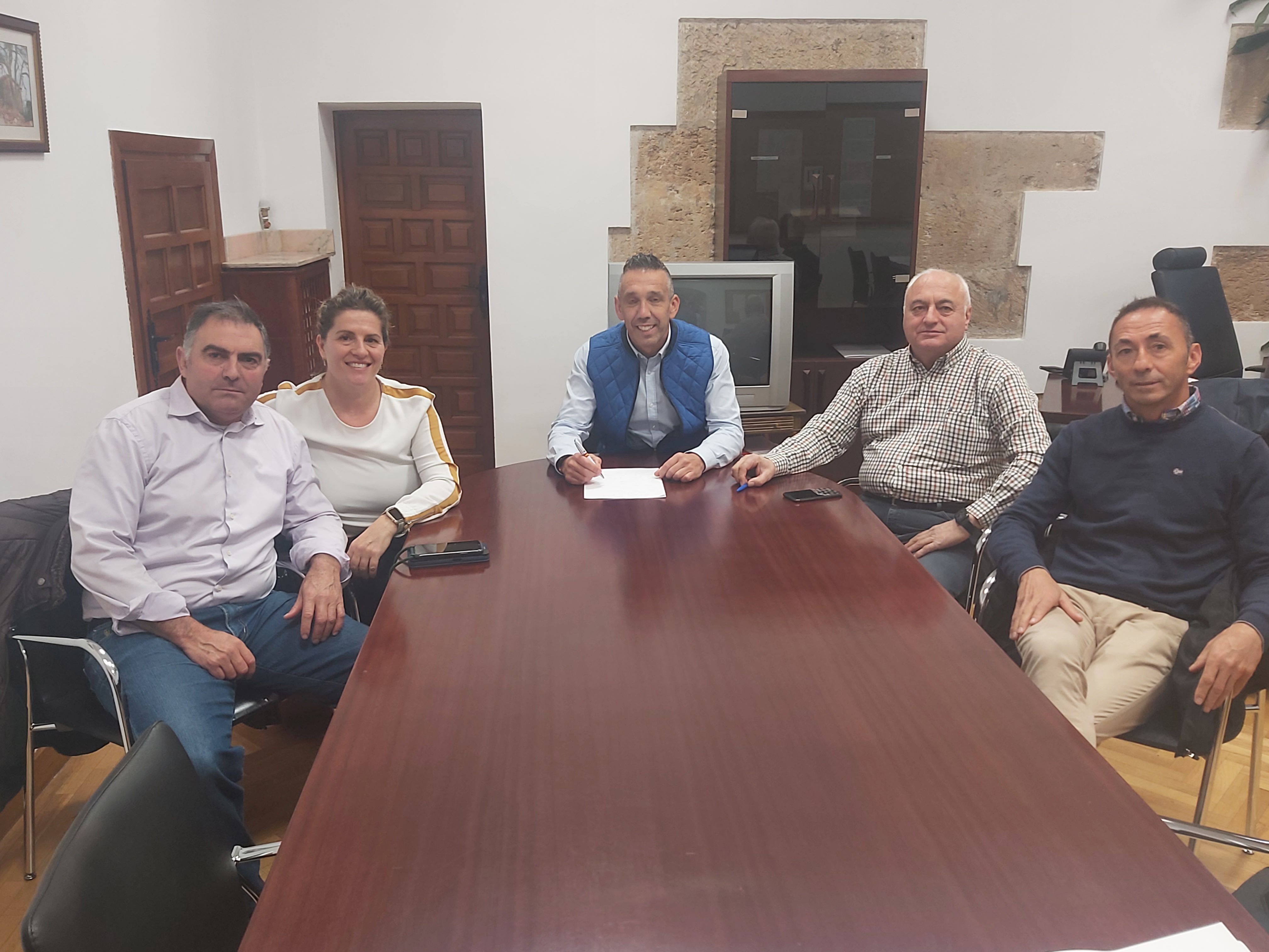 Un instante de la reunión mantenida. | LNC