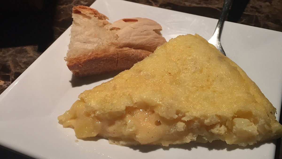 Esta riquísima tortilla es la tapa (gratuita) que ofrecen en el bar Puerta Pícara, donde además puedes elegir entre otras. Esta riquísima tortilla es la tapa (gratuita) que ofrecen en el bar Puerta Pícara, donde además puedes elegir entre otras.