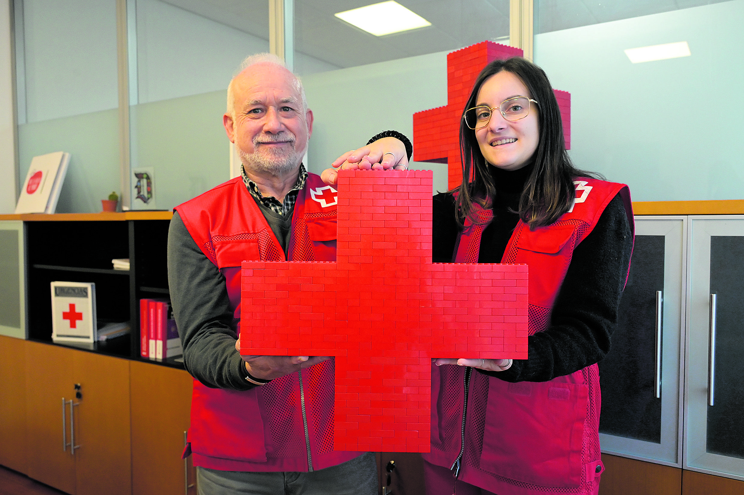 Laura Alberdi y Alberto Vega son dos de los voluntarios que colaboran con Cruz Roja León. | MAURICIO PEÑA