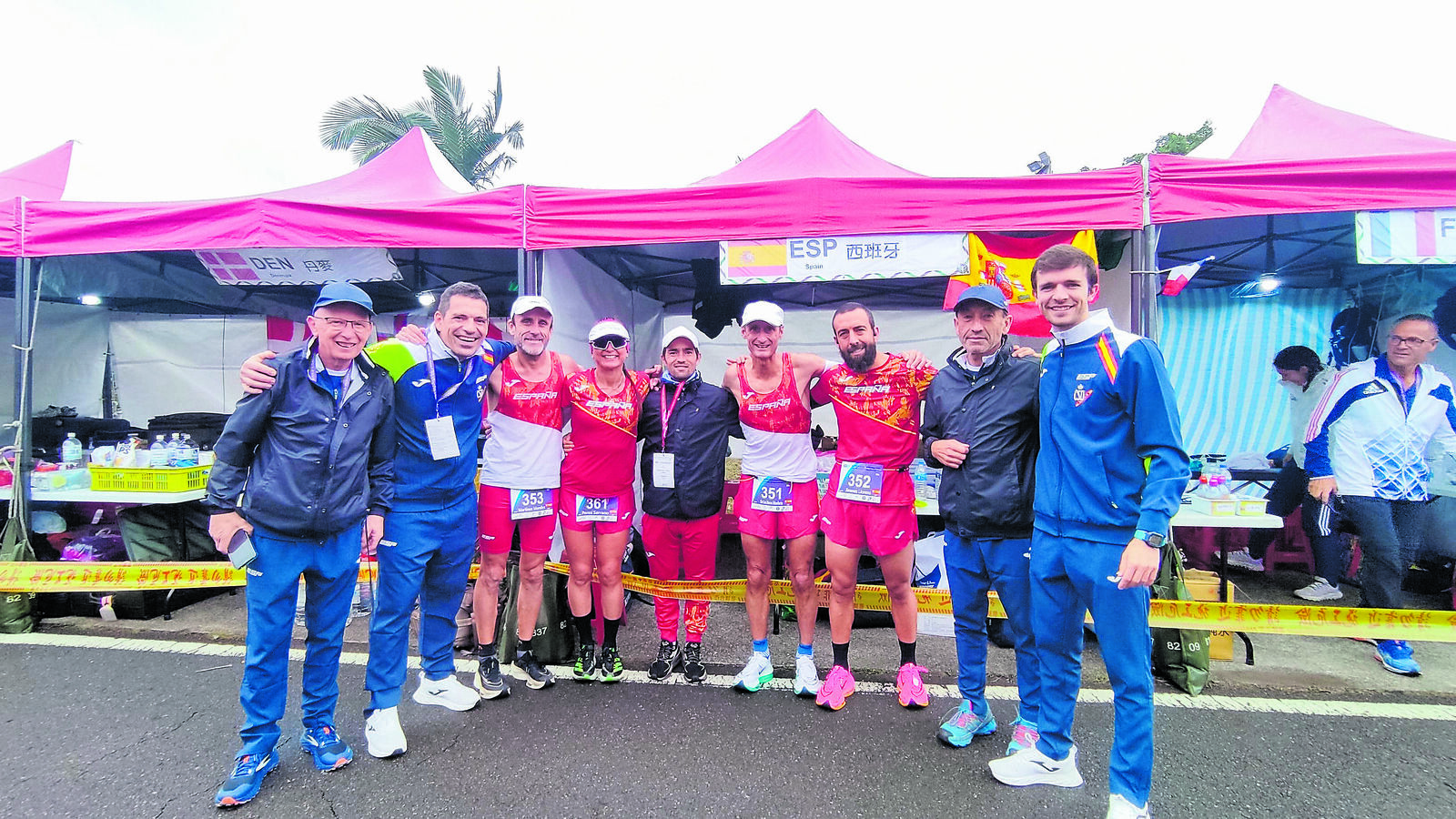 Los corredores de la selección española con el equipo técnico y médico durante el Mundial, con Marcos Barrio (el segundo por la izquierda). | L.N.C.