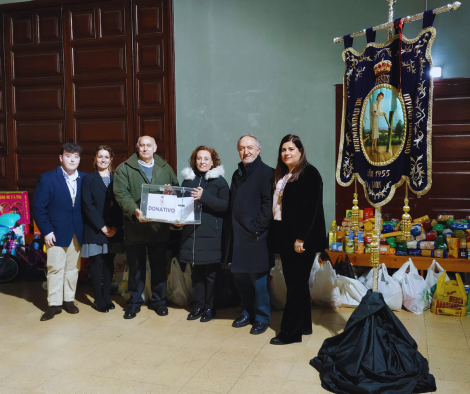 Entrega del donativo recogido por la parroquia de Jesús Divino Obrero a Cáritas. | L.N.C.
