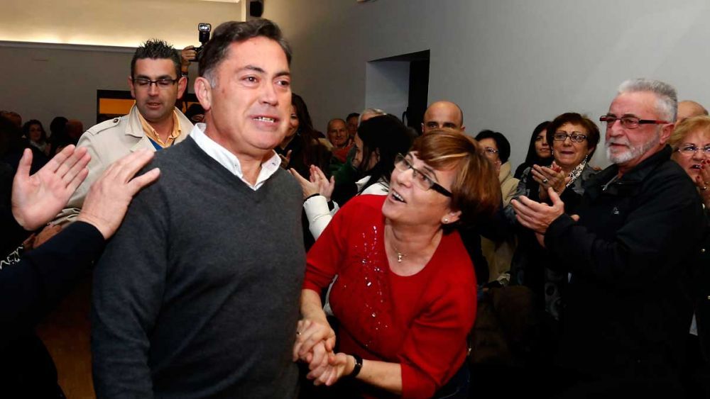 El alcalde de Cuadros, Marcos Martínez, en su primera aparición en el municipio tras salir de la cárcel. | ICAL