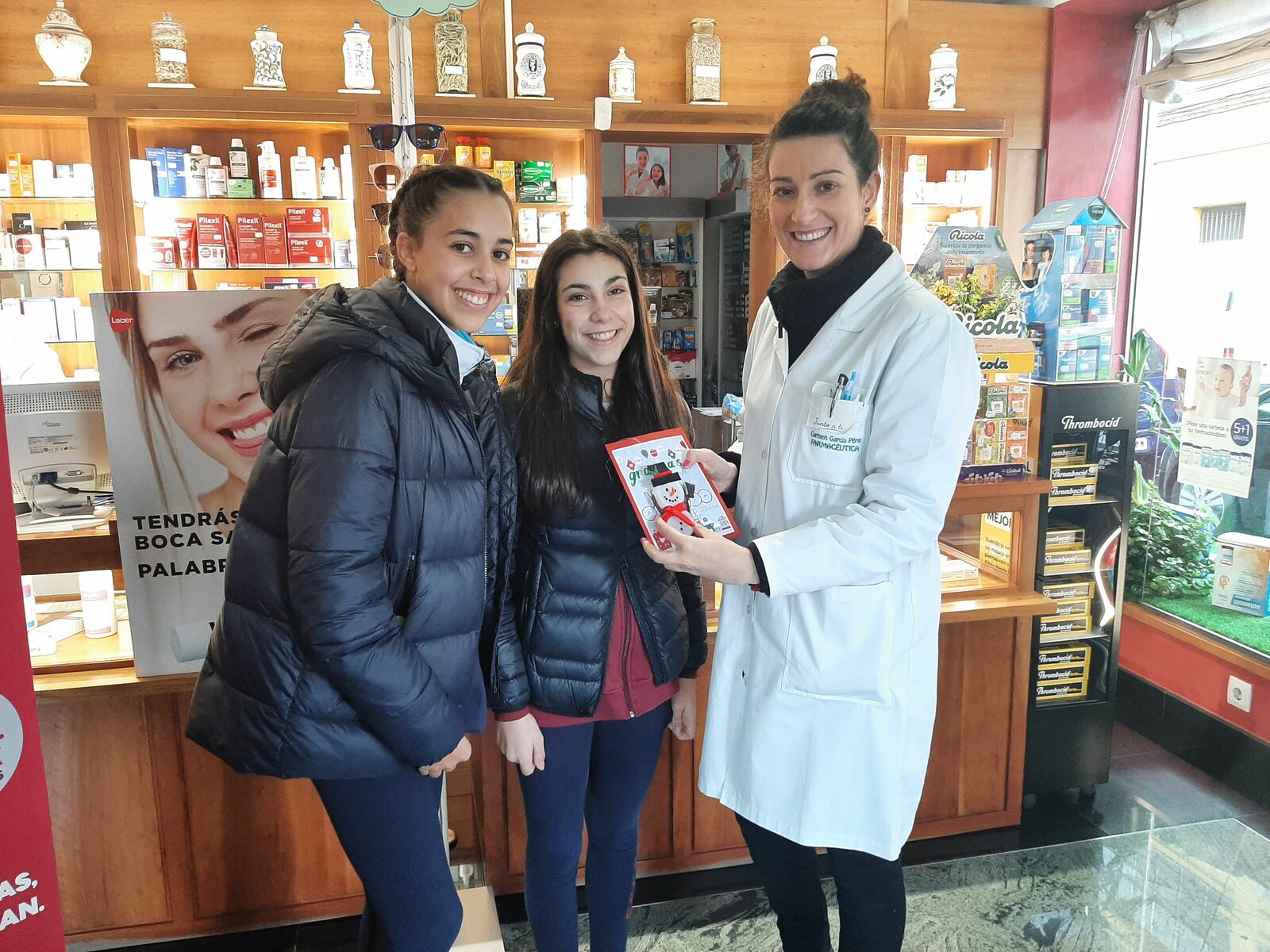 Alumnas entregando sus postales. | L.N.C.