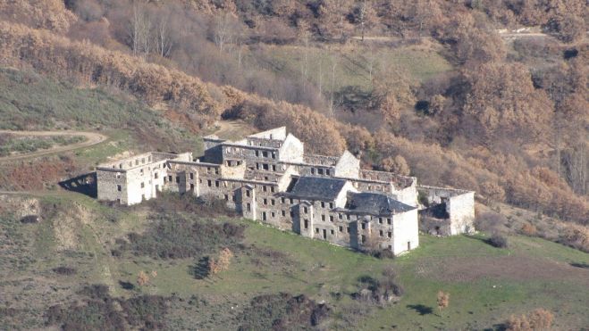 Aspecto actual del poblado minero de “La Piela”, construido en la base de la Peña del Seo.