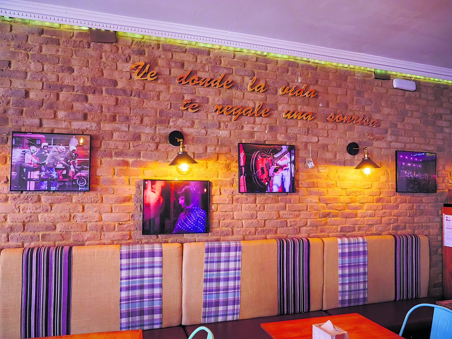 Algunas de las imágenes que cuelgan de las paredes del Café Bellas Artes. | VICENTE GARCÍA
