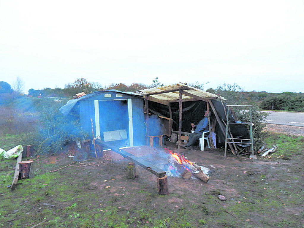 Lugar donde están acampados día y noche los vecinos de Castrocalbón.| L.N.C.