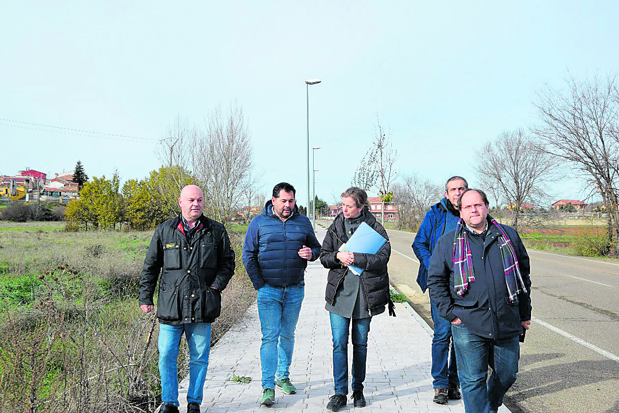 El Consistorio bañezano recibió las obras del nuevo paseo. | ABAJO