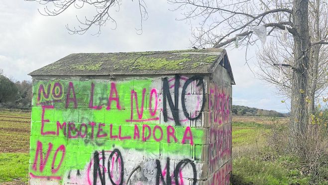 Manantial donde se observa el rechazo a la planta embotelladora . | L.N.C.