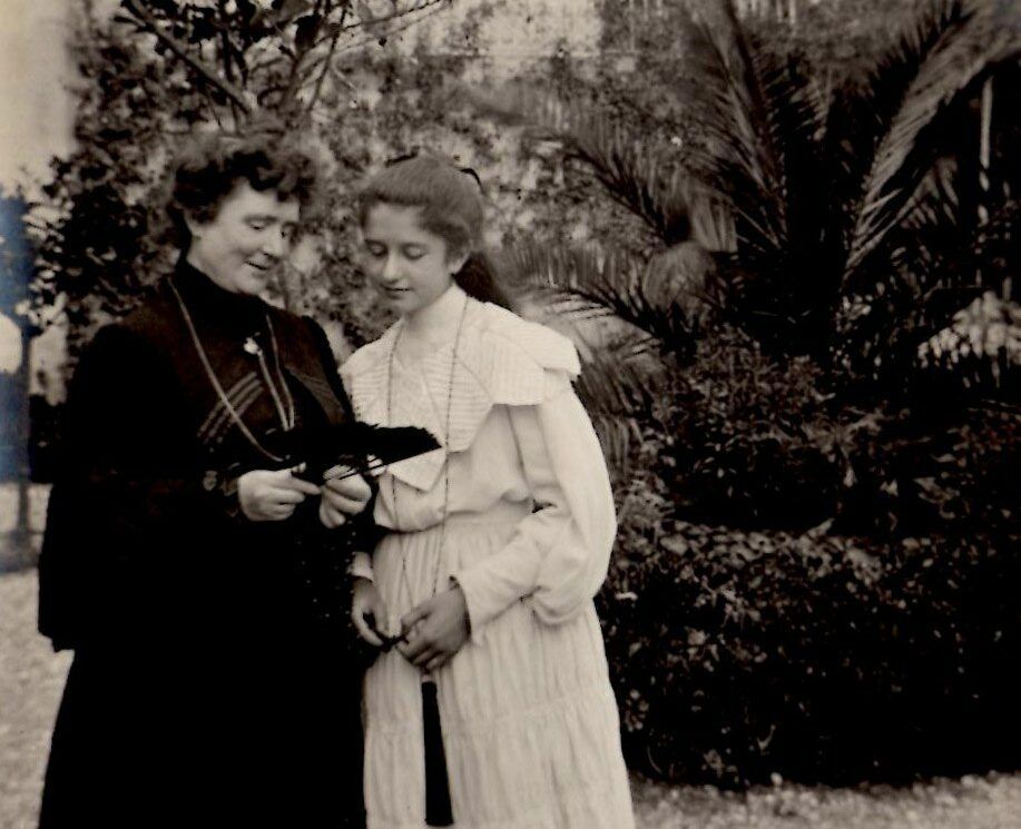 Pepeta Moreu (1875-1938) con una nieta.