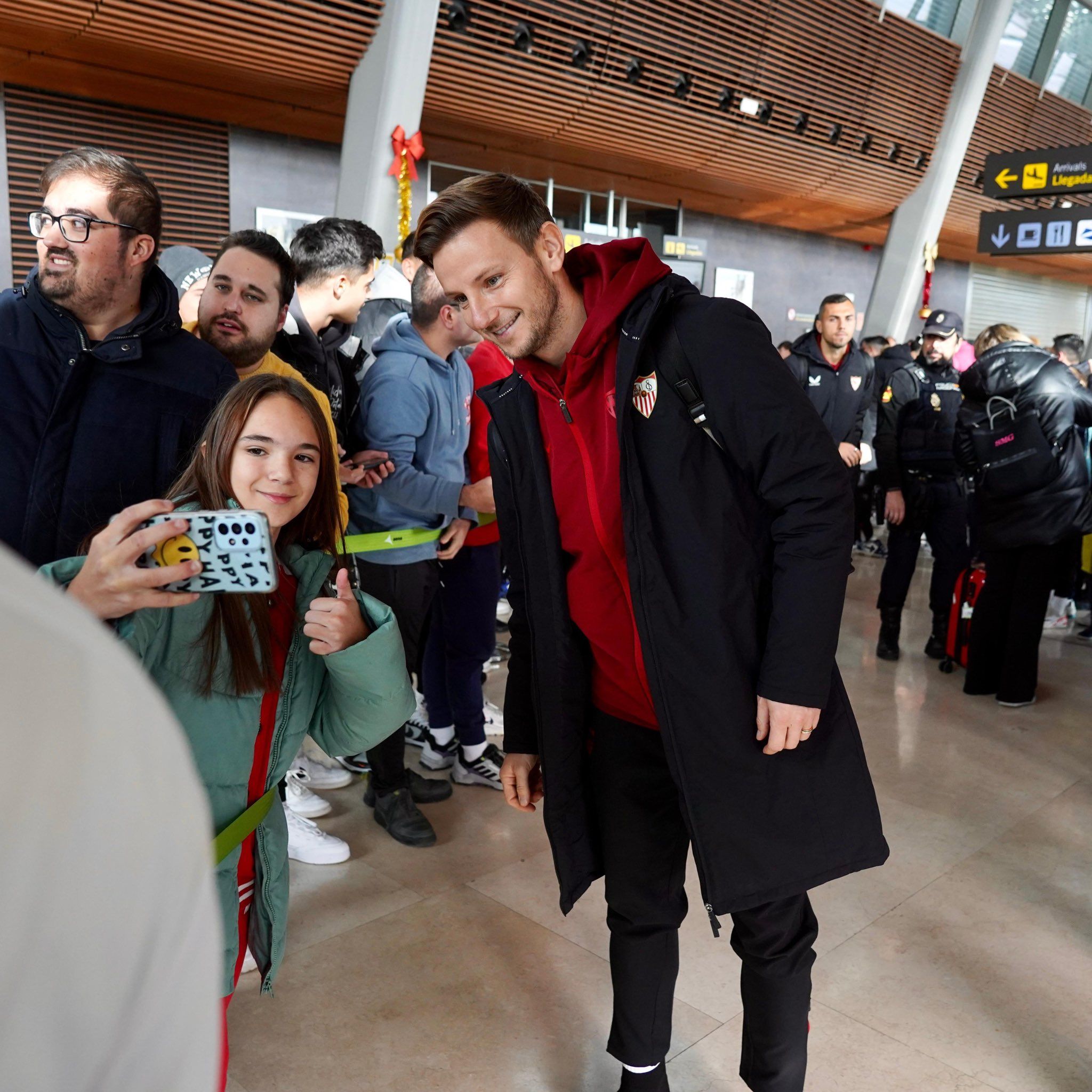 Gran expectación en el aeropuerto de León en la llegada del Sevilla | SEVILLA FC