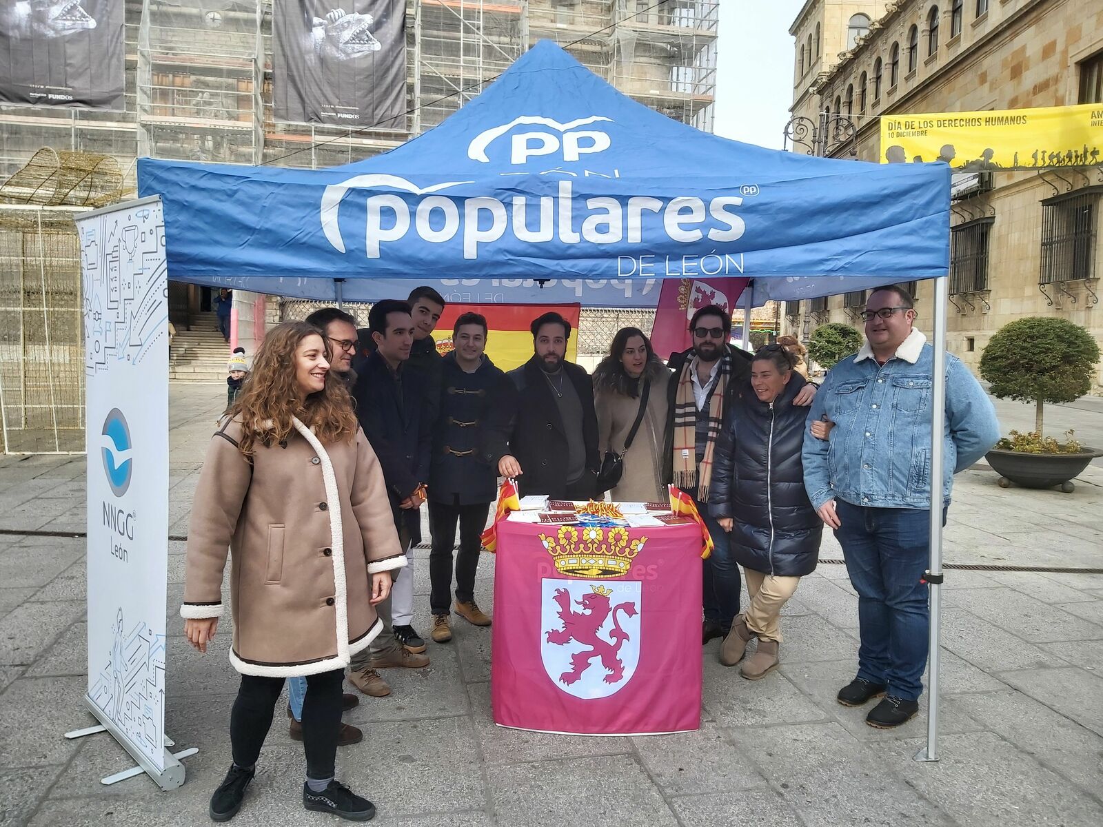 La carpa se ha colocado este miércoles en el entorno de la Casa Botines. | L.N.C.