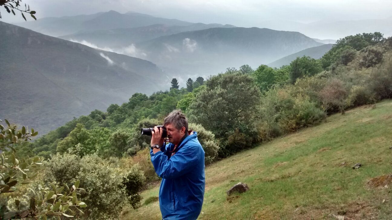 El autor del libro retratado en una de sus rutas, con las que quiere enamorar al lector a pasos por el Bierzo.